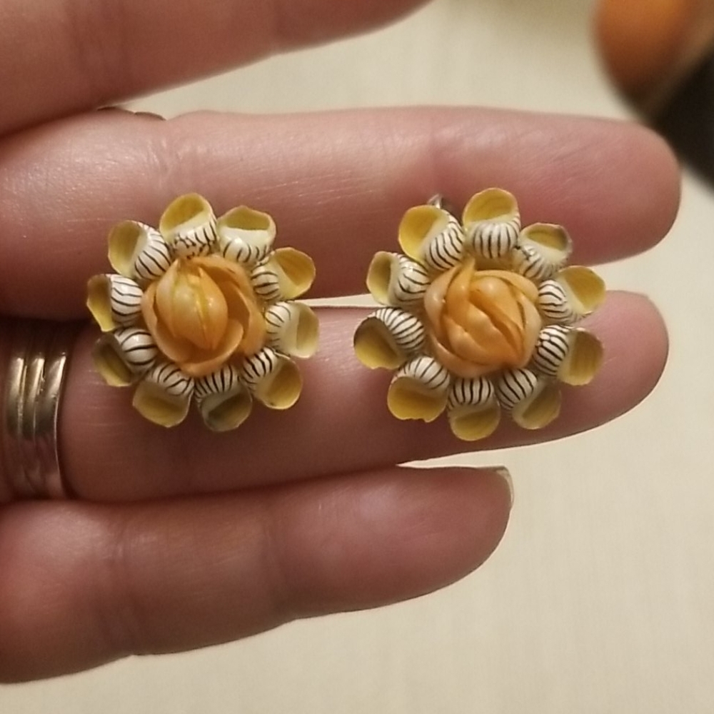 Vtg Sea Shell Screwback Earrings
